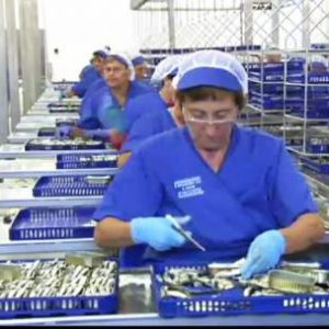 Les dones guanyen un 24% menys i només ocupen el 25% dels càrrecs directius