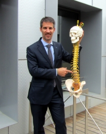 Neos Surgery pionera en cirugia de crani, ara innova també en cirugia de columna vertebral.