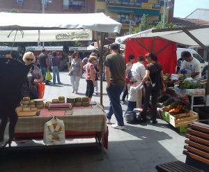 Dia de mercat a la Plaça d’Abat Oliba