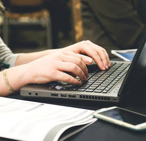 Crida a la ciutadania per garantir el dret a l’educació i l’equitat durant el període de confinament dels infants i joves